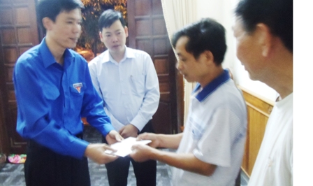 Đồng chí Dương Văn Tiến trao tặng tiền hỗ trợ cho gia đình em Lê Việt Phương(TP Vinh – Nghệ An)